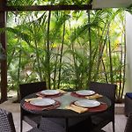 Walled City Apt- Rooftop Pool & Private Garden