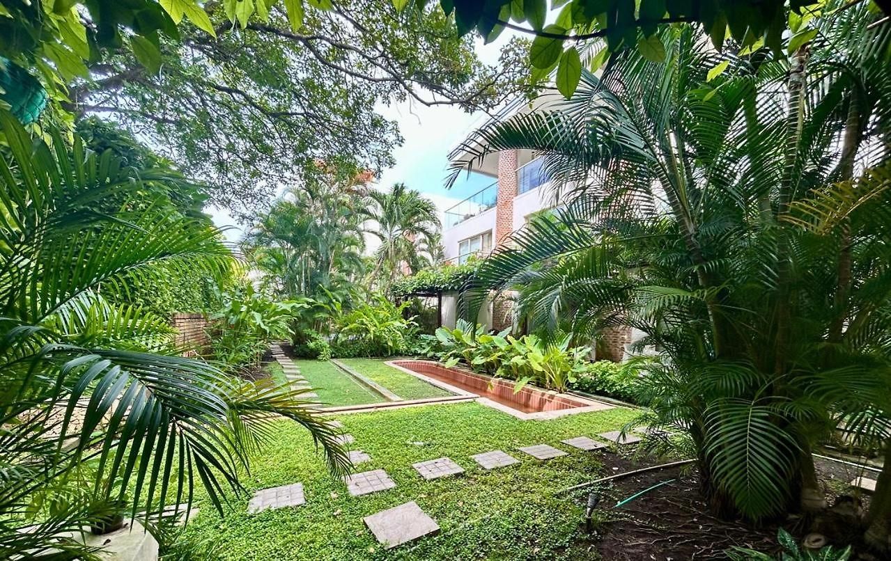 Apartamento Walled Apt- Rooftop Pool & Private Garden