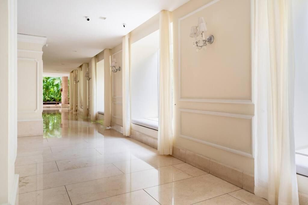 Walled Apt- Rooftop Pool & Private Garden