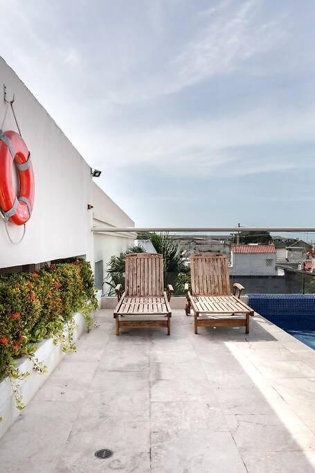Walled Apt- Rooftop Pool & Private Garden *
