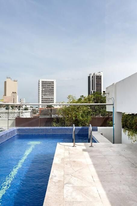 Walled Apt- Rooftop Pool & Private Garden Apartamento
