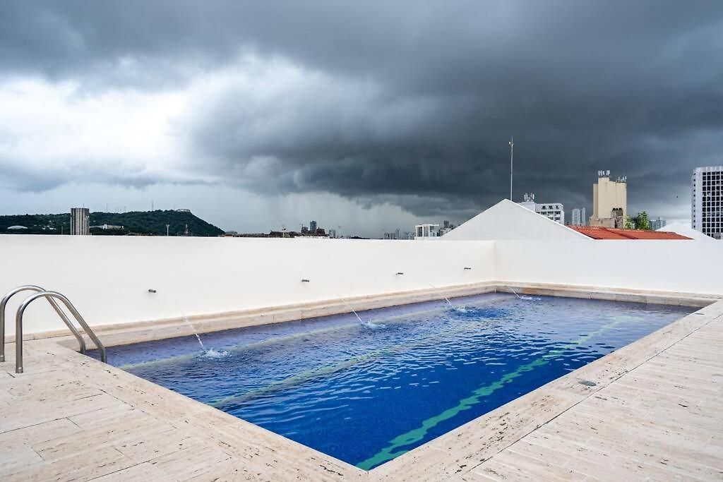 Walled Apt- Rooftop Pool & Private Garden Apartamento Cartagena