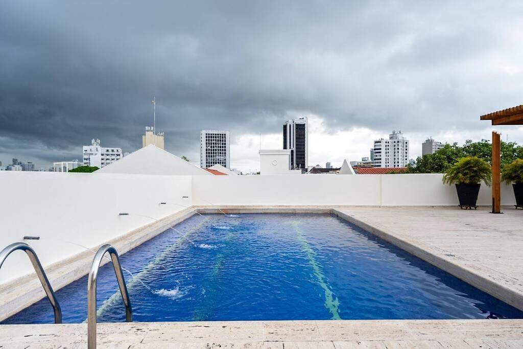 Walled Apt- Rooftop Pool & Private Garden Apartamento