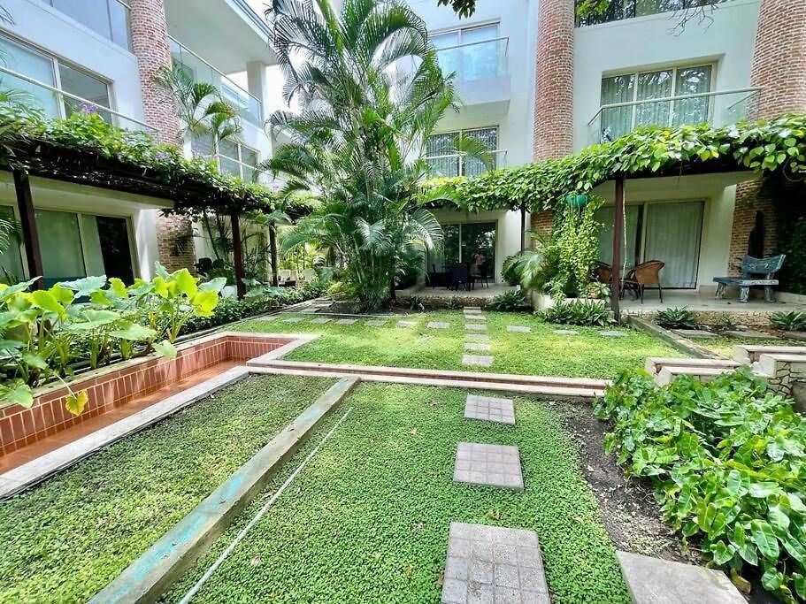 Walled Apt- Rooftop Pool & Private Garden