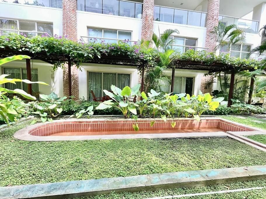 Walled Apt- Rooftop Pool & Private Garden Apartamento