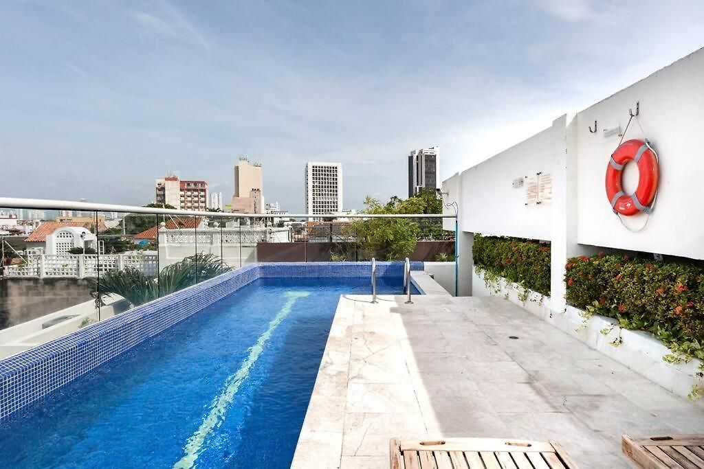 Walled Apt- Rooftop Pool & Private Garden