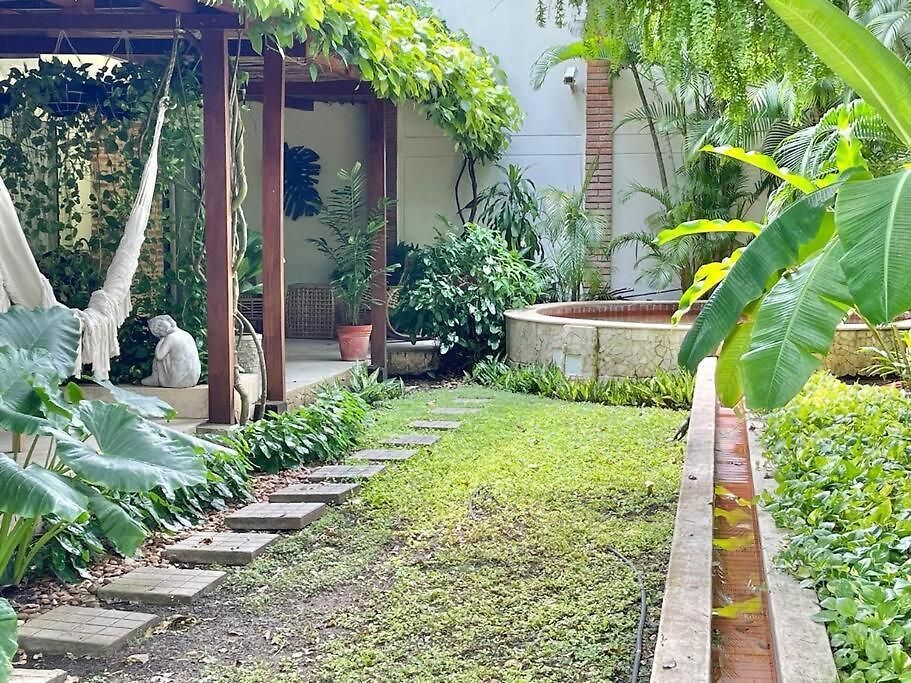 Walled Apt- Rooftop Pool & Private Garden *