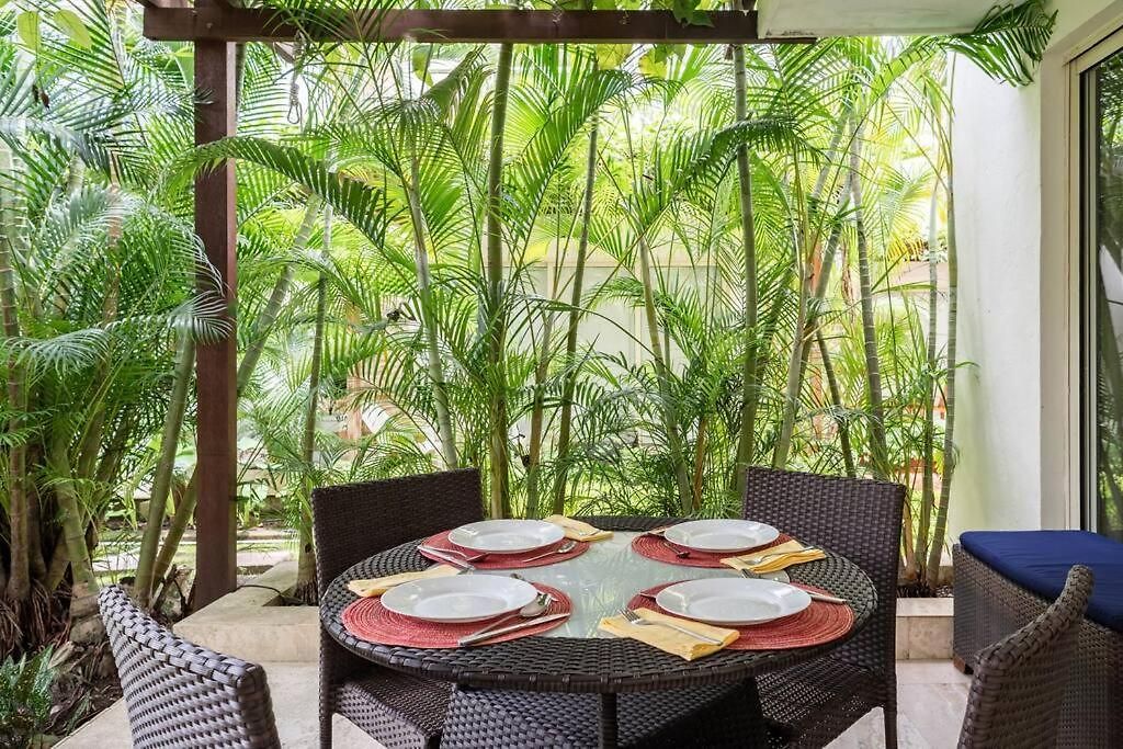 Walled Apt- Rooftop Pool & Private Garden *