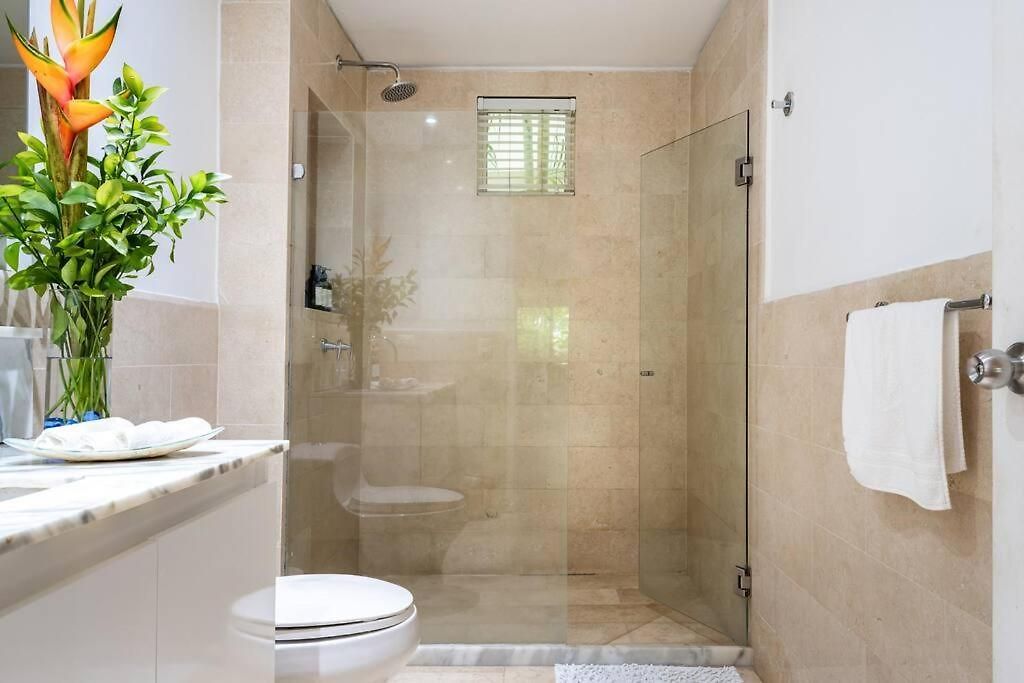 Walled Apt- Rooftop Pool & Private Garden