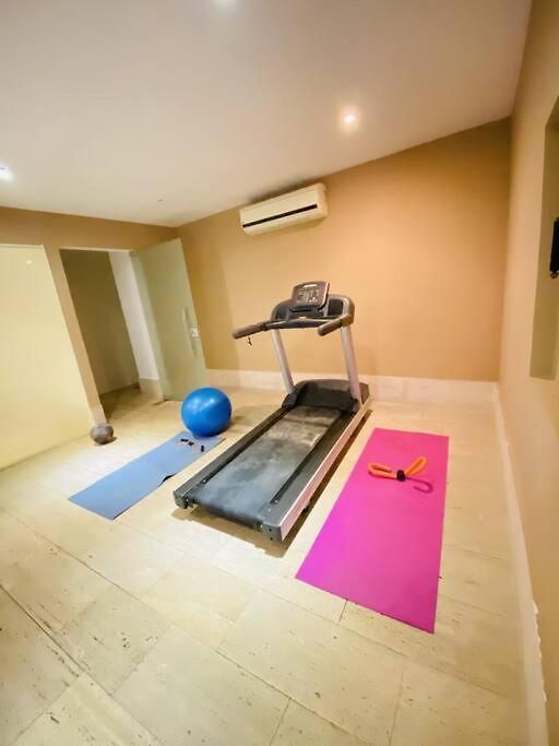 Walled Apt- Rooftop Pool & Private Garden Apartamento