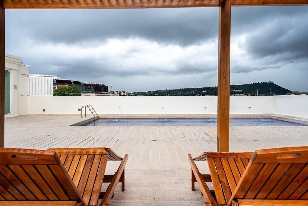 Apartamento Walled Apt- Rooftop Pool & Private Garden