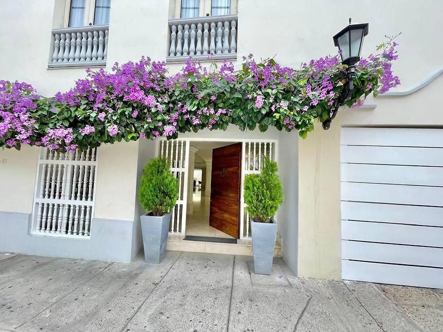 Walled Apt- Rooftop Pool & Private Garden *