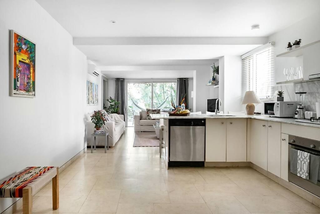 Walled Apt- Rooftop Pool & Private Garden