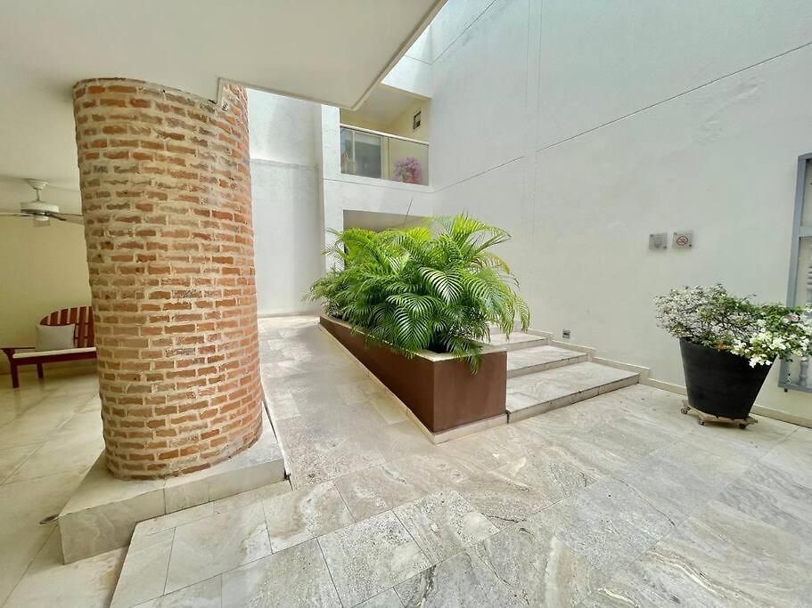 Apartamento Walled Apt- Rooftop Pool & Private Garden