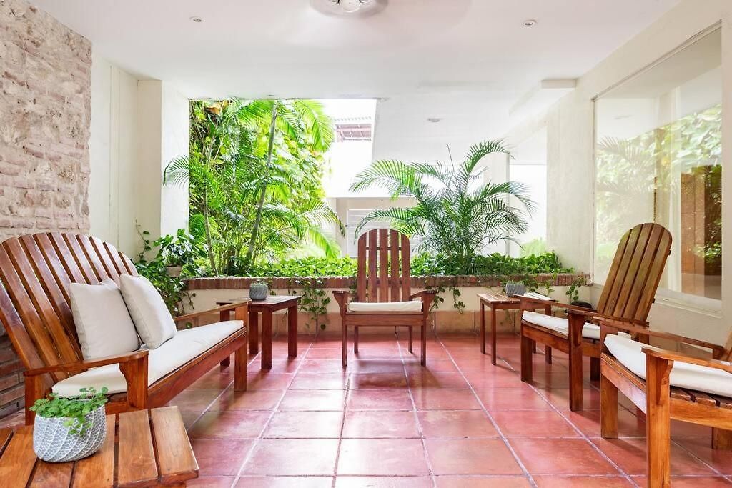 Walled Apt- Rooftop Pool & Private Garden Apartamento *