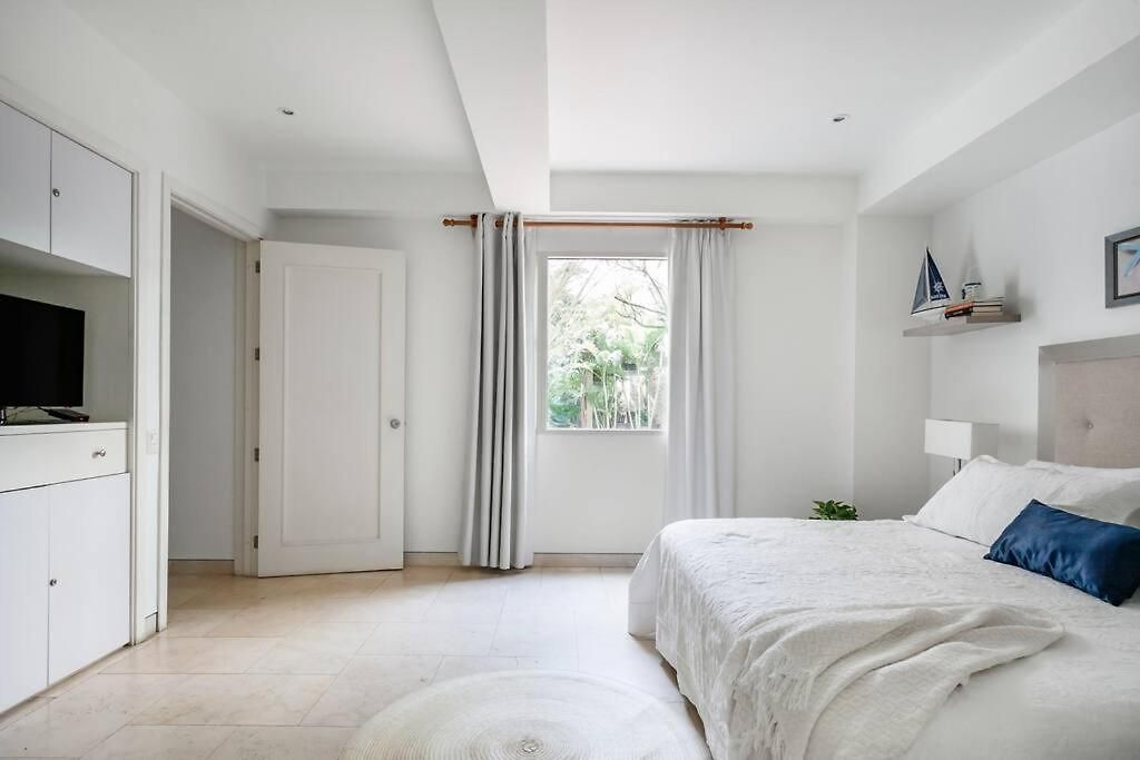 Walled Apt- Rooftop Pool & Private Garden Apartamento
