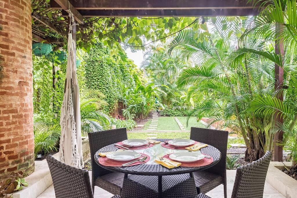 Apartamento Walled Apt- Rooftop Pool & Private Garden