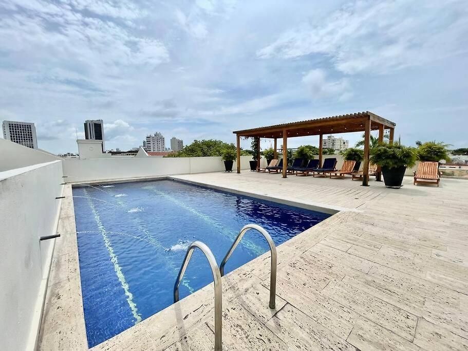 Apartamento Walled Apt- Rooftop Pool & Private Garden *