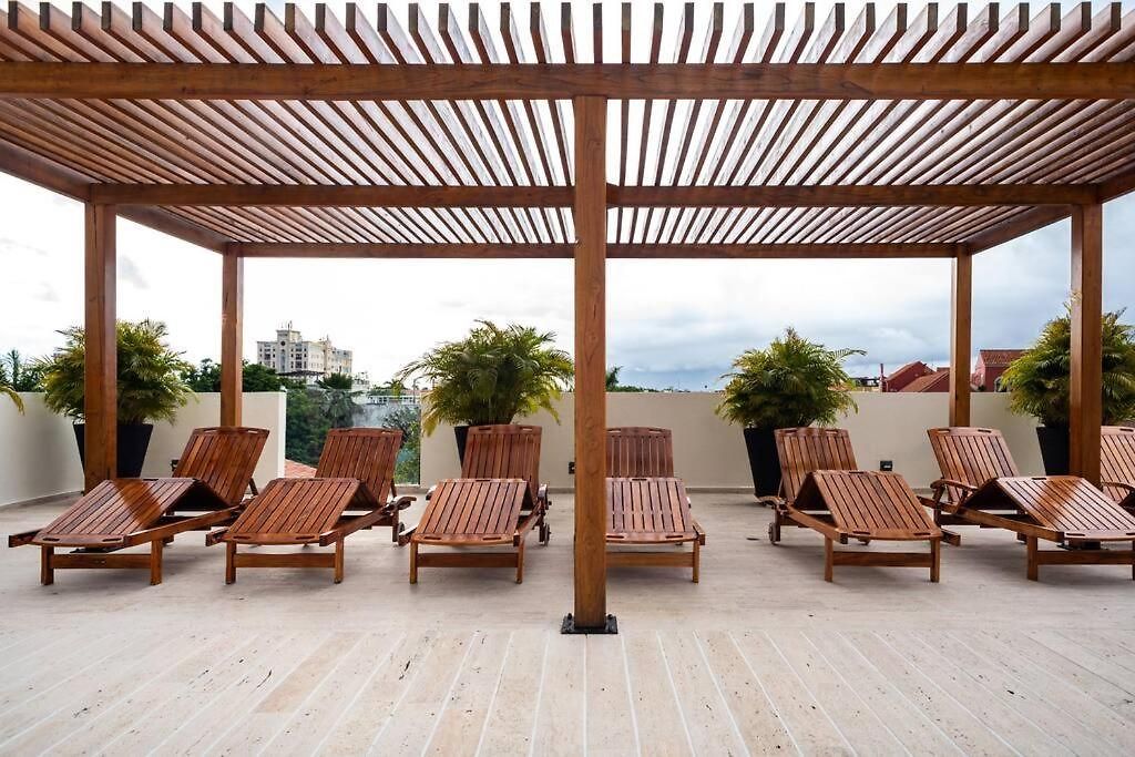 Walled Apt- Rooftop Pool & Private Garden *