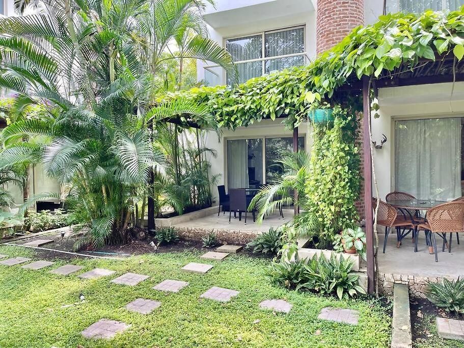 Walled Apt- Rooftop Pool & Private Garden
