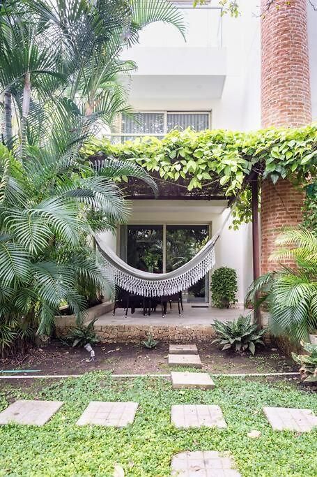 Walled Apt- Rooftop Pool & Private Garden *