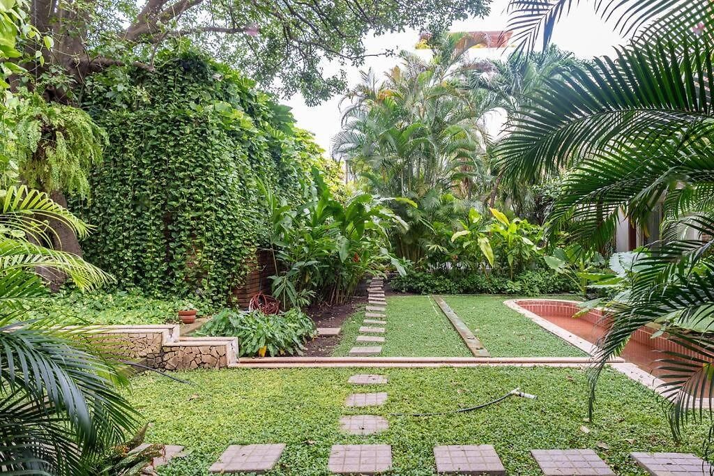Walled Apt- Rooftop Pool & Private Garden Cartagena