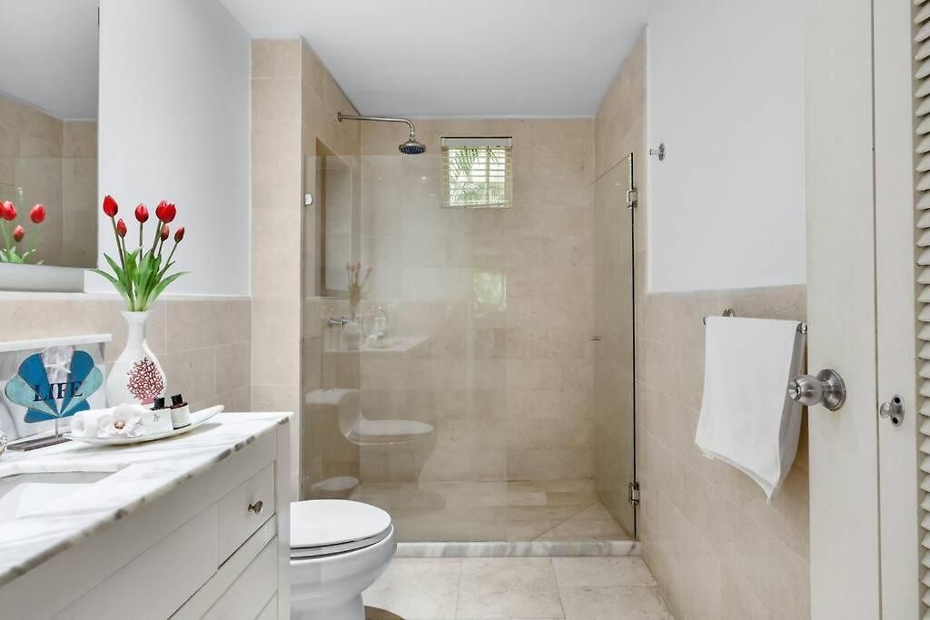 Walled Apt- Rooftop Pool & Private Garden