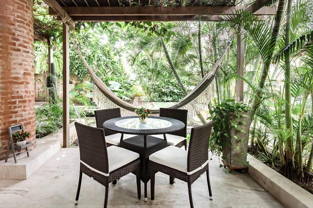 Apartamento Walled Apt- Rooftop Pool & Private Garden