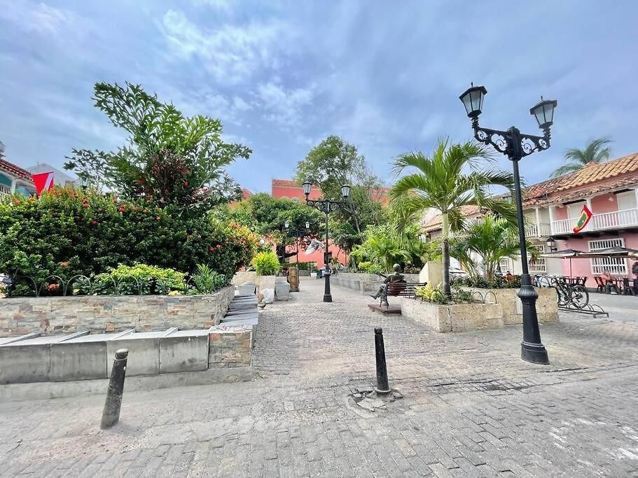 Apartamento Walled Apt- Rooftop Pool & Private Garden *