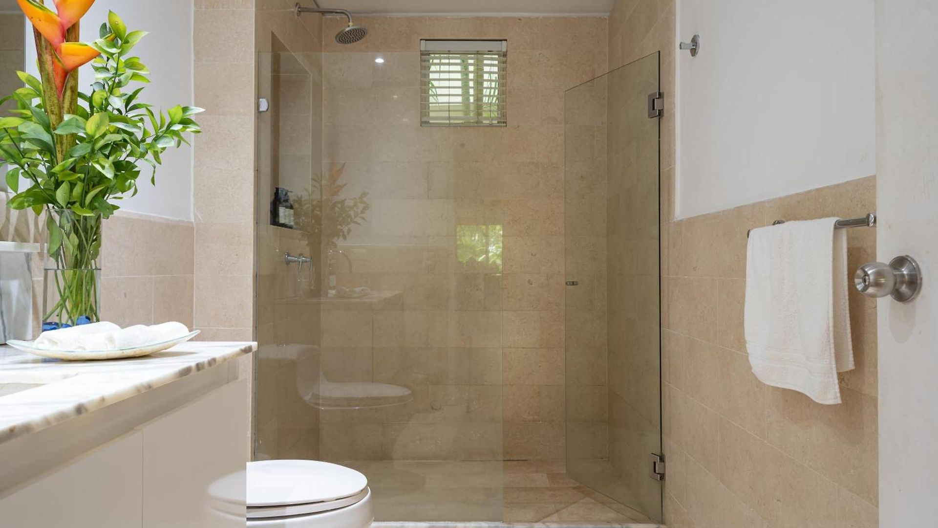 Walled Apt- Rooftop Pool & Private Garden Apartamento