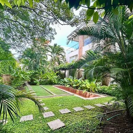 Apartment Walled Apt- Rooftop Pool & Private Garden
