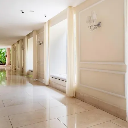 Walled Apt- Rooftop Pool & Private Garden