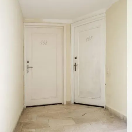 Walled Apt- Rooftop Pool & Private Garden Apartment *
