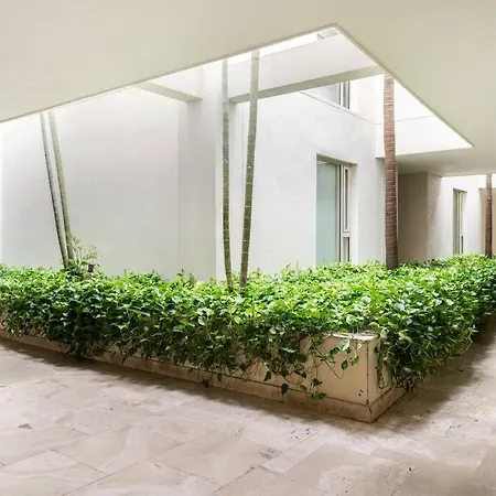 Apartamento Walled Apt- Rooftop Pool & Private Garden