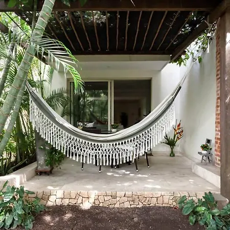 Walled Apt- Rooftop Pool & Private Garden