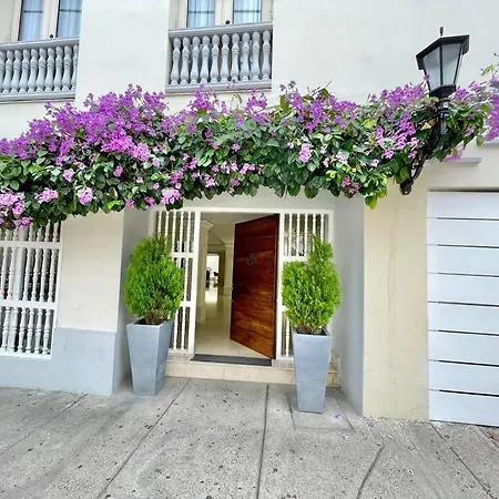 Walled Apt- Rooftop Pool & Private Garden *