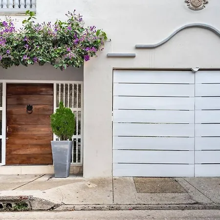 Walled Apt- Rooftop Pool & Private Garden Cartagena