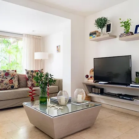 Walled Apt- Rooftop Pool & Private Garden Cartagena