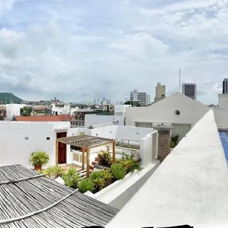 Walled Apt- Rooftop Pool & Private Garden