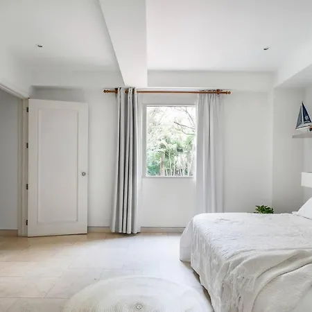 Walled Apt- Rooftop Pool & Private Garden Apartamento