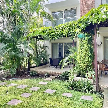 Walled Apt- Rooftop Pool & Private Garden
