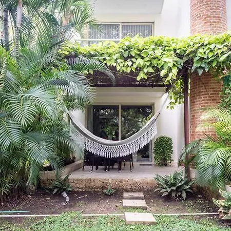 Walled Apt- Rooftop Pool & Private Garden *