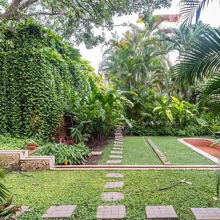 Walled Apt- Rooftop Pool & Private Garden Cartagena