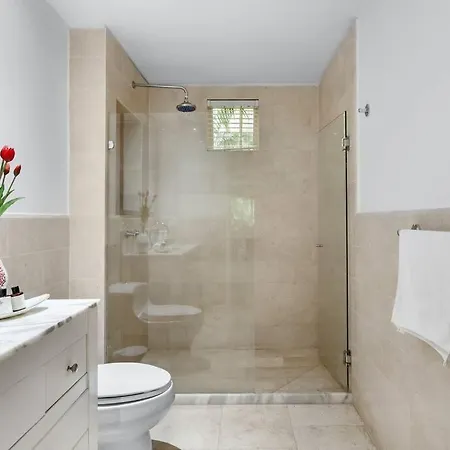 Walled Apt- Rooftop Pool & Private Garden