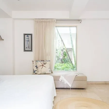 Walled Apt- Rooftop Pool & Private Garden Apartamento
