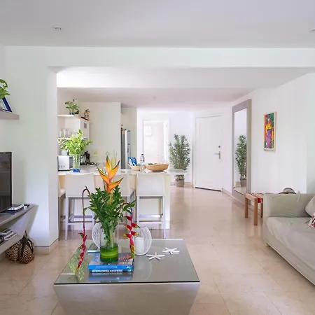 Walled Apt- Rooftop Pool & Private Garden