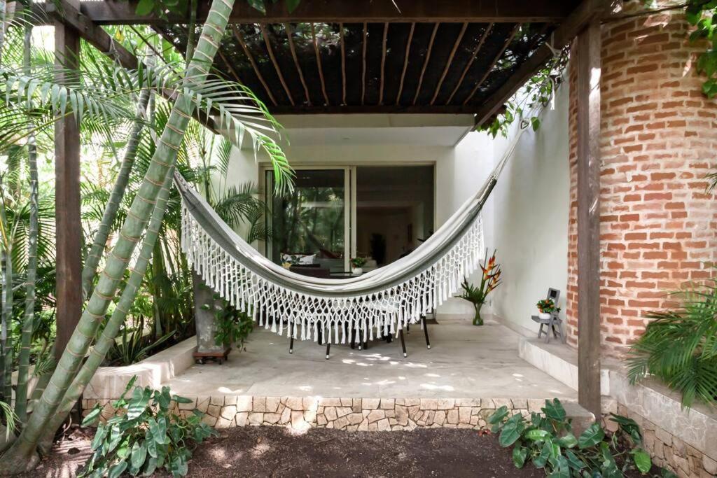 Walled Apt- Rooftop Pool & Private Garden