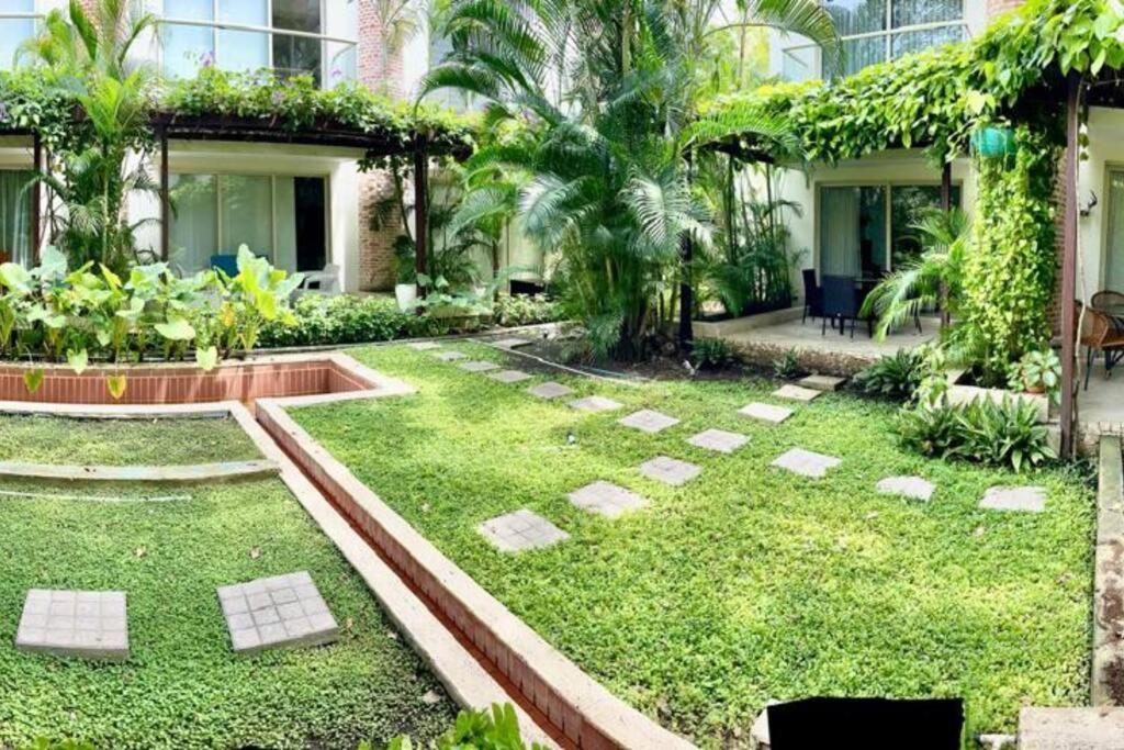 Walled Apt- Rooftop Pool & Private Garden Apartamento Cartagena