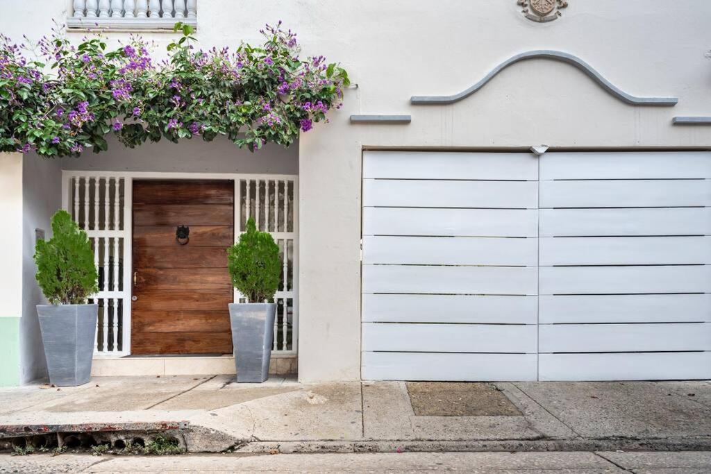Walled Apt- Rooftop Pool & Private Garden Cartagena