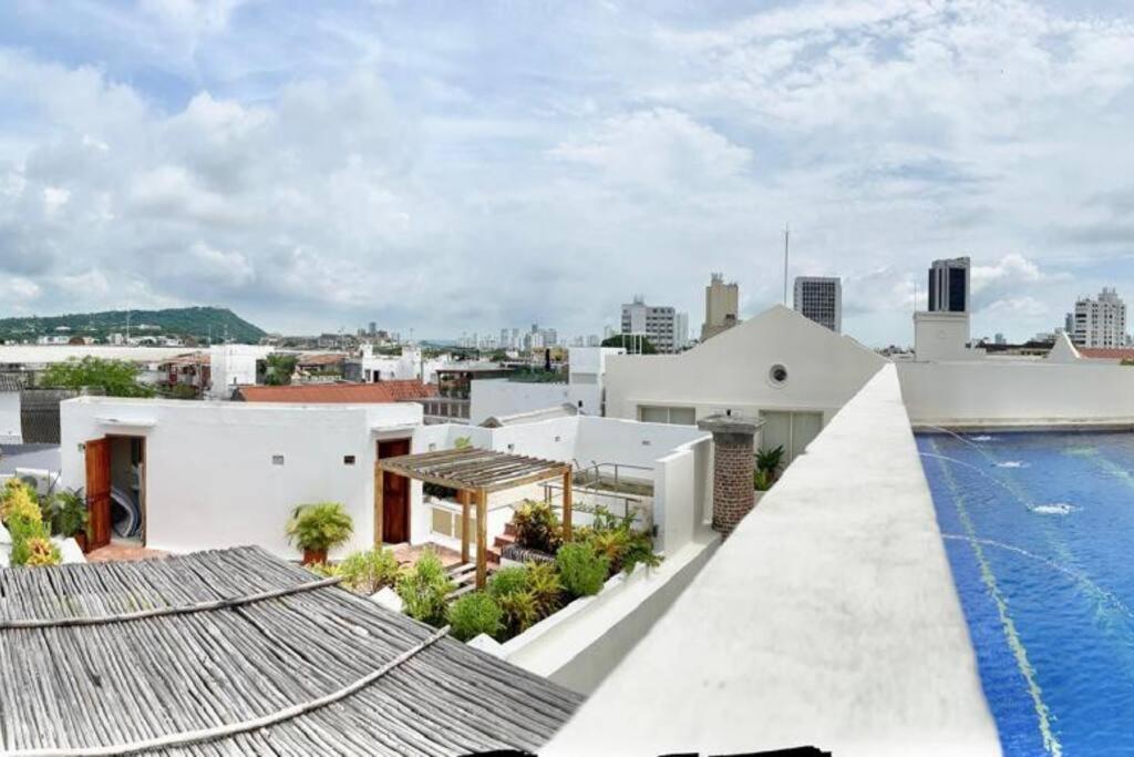 Walled Apt- Rooftop Pool & Private Garden